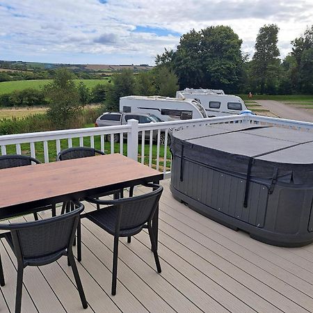 Our Kingfisher 34-4 Persons With Private Hot Tub-Pet Friendly-Tranquil Holiday Away From It All Yet Not Far From St Austell- The Holiday Home Has Two Bedrooms, Living And Dining Area, Equipped Kitchen-Decking-Outdoor Furniture-Fishing Lakes-Perfect Grampound エクステリア 写真