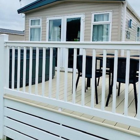 Our Kingfisher 34-4 Persons With Private Hot Tub-Pet Friendly-Tranquil Holiday Away From It All Yet Not Far From St Austell- The Holiday Home Has Two Bedrooms, Living And Dining Area, Equipped Kitchen-Decking-Outdoor Furniture-Fishing Lakes-Perfect Grampound エクステリア 写真