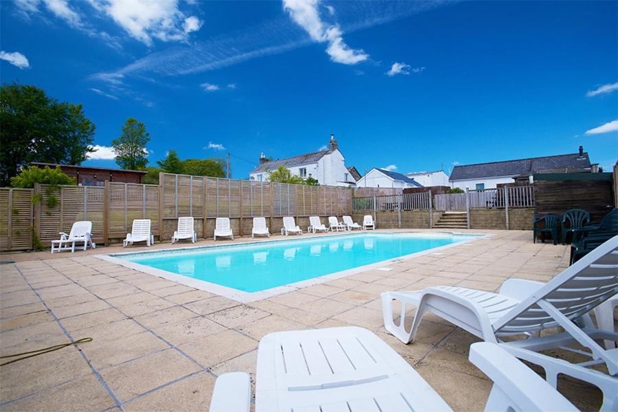 Our Kingfisher 34-4 Persons With Private Hot Tub-Pet Friendly-Tranquil Holiday Away From It All Yet Not Far From St Austell- The Holiday Home Has Two Bedrooms, Living And Dining Area, Equipped Kitchen-Decking-Outdoor Furniture-Fishing Lakes-Perfect Grampound エクステリア 写真