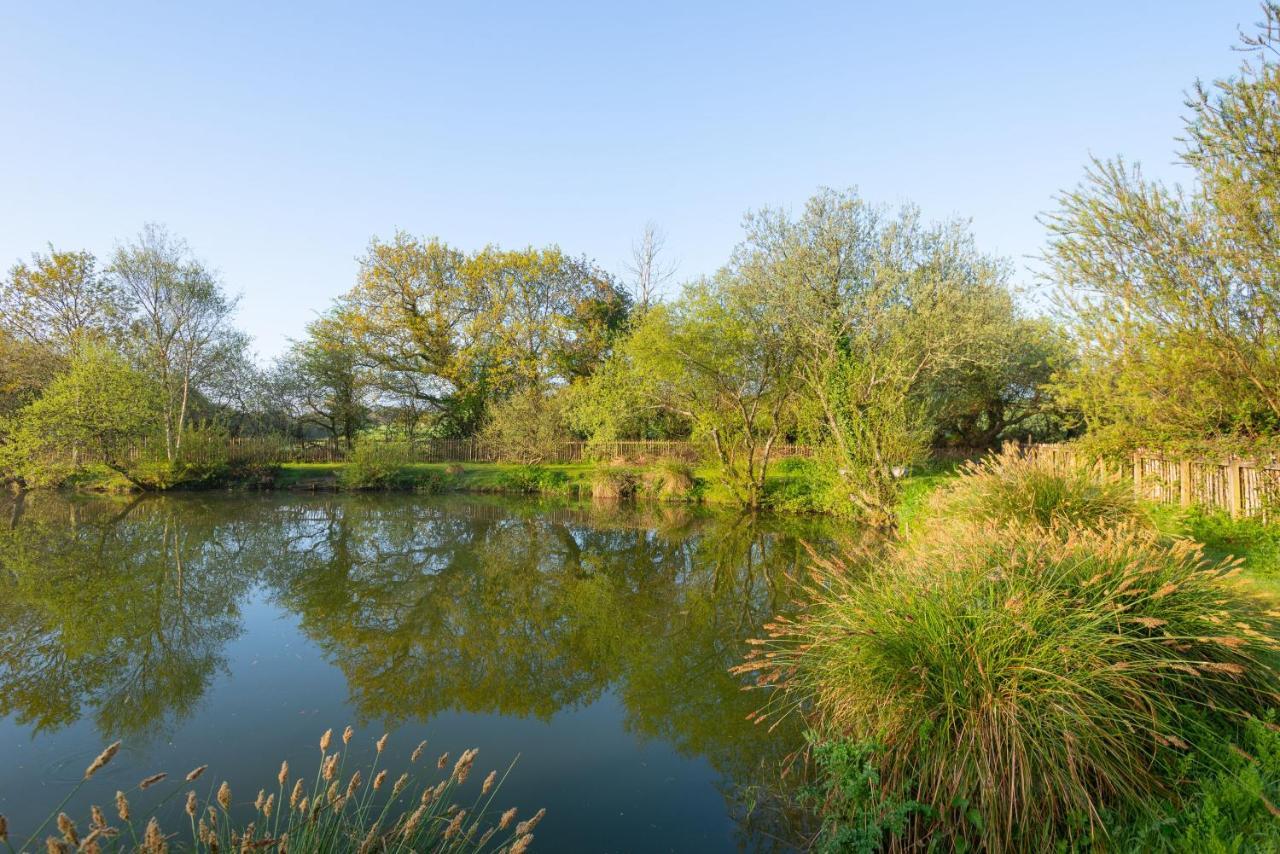 Our Kingfisher 34-4 Persons With Private Hot Tub-Pet Friendly-Tranquil Holiday Away From It All Yet Not Far From St Austell- The Holiday Home Has Two Bedrooms, Living And Dining Area, Equipped Kitchen-Decking-Outdoor Furniture-Fishing Lakes-Perfect Grampound エクステリア 写真