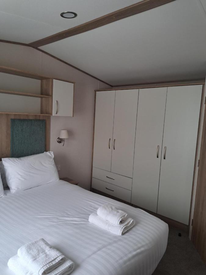 Our Kingfisher 34-4 Persons With Private Hot Tub-Pet Friendly-Tranquil Holiday Away From It All Yet Not Far From St Austell- The Holiday Home Has Two Bedrooms, Living And Dining Area, Equipped Kitchen-Decking-Outdoor Furniture-Fishing Lakes-Perfect Grampound エクステリア 写真