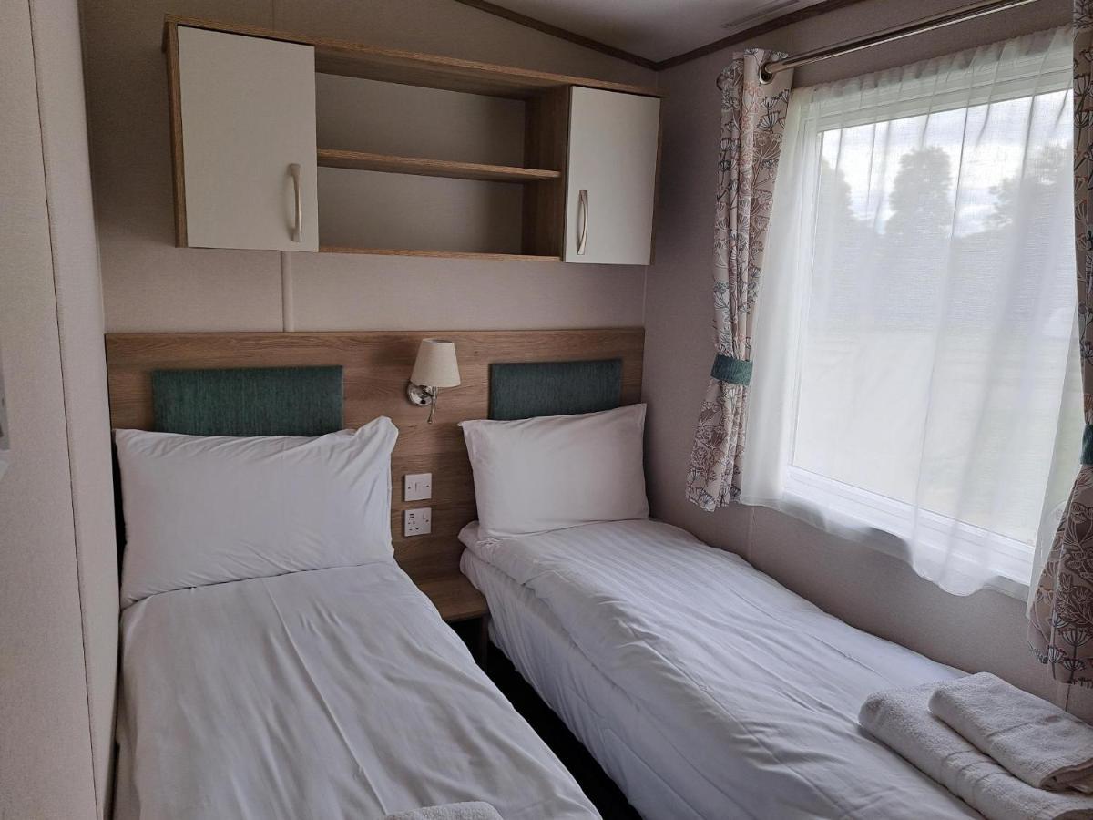 Our Kingfisher 34-4 Persons With Private Hot Tub-Pet Friendly-Tranquil Holiday Away From It All Yet Not Far From St Austell- The Holiday Home Has Two Bedrooms, Living And Dining Area, Equipped Kitchen-Decking-Outdoor Furniture-Fishing Lakes-Perfect Grampound エクステリア 写真