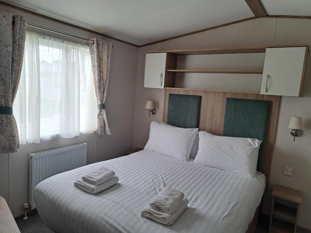 Our Kingfisher 34-4 Persons With Private Hot Tub-Pet Friendly-Tranquil Holiday Away From It All Yet Not Far From St Austell- The Holiday Home Has Two Bedrooms, Living And Dining Area, Equipped Kitchen-Decking-Outdoor Furniture-Fishing Lakes-Perfect Grampound エクステリア 写真