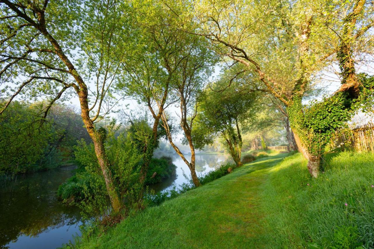 Our Kingfisher 34-4 Persons With Private Hot Tub-Pet Friendly-Tranquil Holiday Away From It All Yet Not Far From St Austell- The Holiday Home Has Two Bedrooms, Living And Dining Area, Equipped Kitchen-Decking-Outdoor Furniture-Fishing Lakes-Perfect Grampound エクステリア 写真