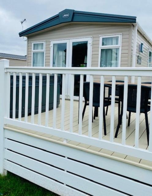 Our Kingfisher 34-4 Persons With Private Hot Tub-Pet Friendly-Tranquil Holiday Away From It All Yet Not Far From St Austell- The Holiday Home Has Two Bedrooms, Living And Dining Area, Equipped Kitchen-Decking-Outdoor Furniture-Fishing Lakes-Perfect Grampound エクステリア 写真
